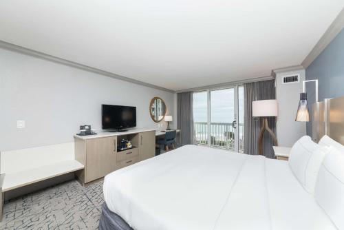 Postel nebo postele na pokoji v ubytování Hilton Melbourne Beach Oceanfront