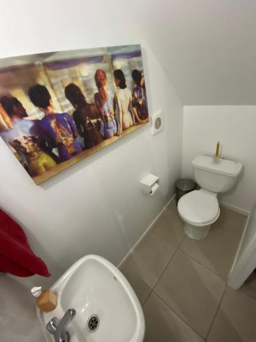 RengoにあるCasa Fanyの白いトイレ付きのバスルーム、壁の絵