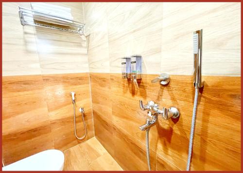 KashiA BUDUGET - MANAN GUEST HOUSE VARANASI, Near Kashi Vishwanath Temple - BEST HOTEL IN VARANASI的带淋浴和卫生间的浴室