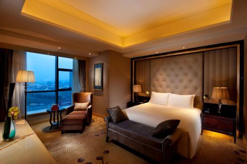 Postel nebo postele na pokoji v ubytování Hilton Nanjing