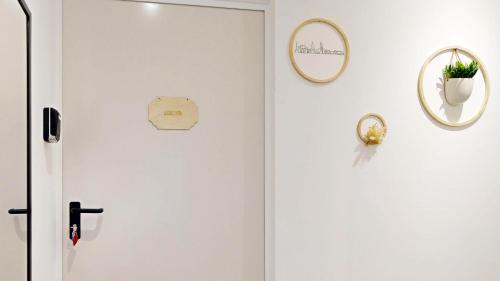 a white door with a potted plant on it at expat renting - Le Dolce Vita - Netflix in Toulouse