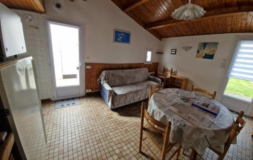 un salon avec une table et un canapé dans l'établissement Fermes marine t2, à Bretignolles-sur-Mer