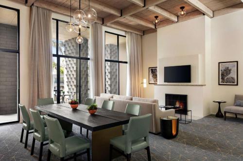 TV a/nebo společenská místnost v ubytování DoubleTree by Hilton Paradise Valley Resort Scottsdale