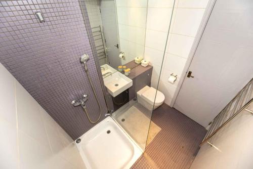 ein Badezimmer mit Dusche, Waschbecken und Toilette in der Unterkunft Cozy 2 Bedroom Waterloo London Bridge in London