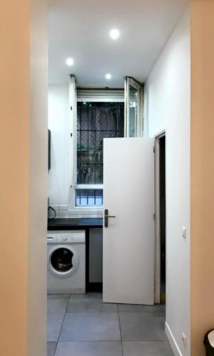 La cuisine est équipée d'un réfrigérateur blanc et d'un lave-vaisselle. dans l'établissement Loft cosy centre ville, à Nice