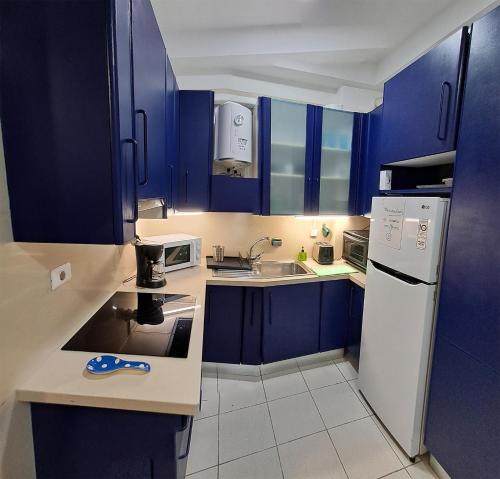 a kitchen with blue cabinets and a sink at EL HOGAR DEL MAGEC in Las Palmas de Gran Canaria