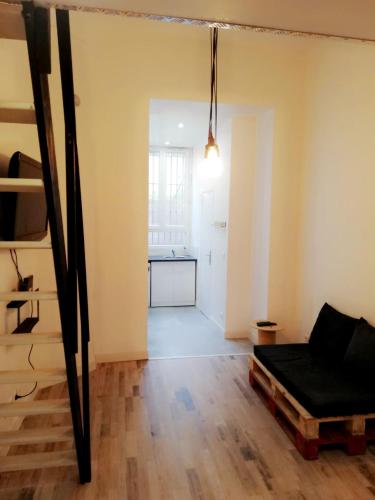 un salon avec un lit et une cuisine dans l'établissement Loft cosy centre ville, à Nice