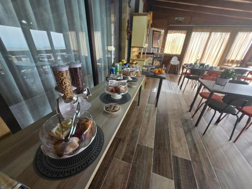 BeB Villa Ylenia في أغريغينتو: طاولة عليها ديك رومي في غرفة المعيشة