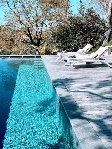 - une piscine avec des chaises longues à côté de l'eau dans l'établissement Peaceful Oasis in Ville d'Hiver, à Arcachon