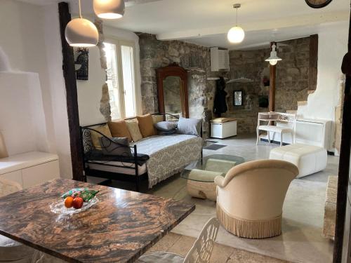un salon avec un canapé et une table dans l'établissement Charming stone house, à Les Matelles