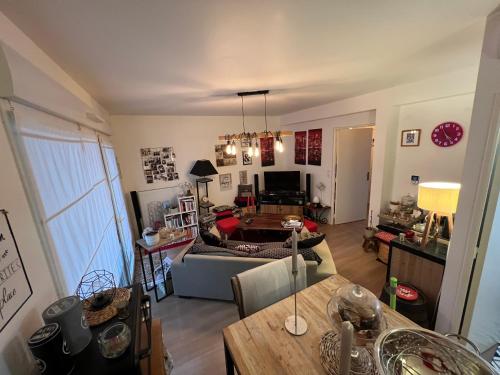 un salon avec un canapé et une table dans l'établissement Colocation Convivial, à Bruz