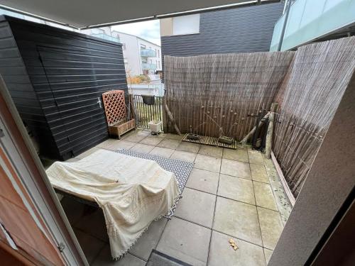 un patio vide avec une table et une clôture dans l'établissement Colocation Convivial, à Bruz