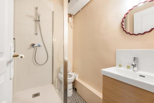 une salle de bain avec une douche, des toilettes et un lavabo dans l'établissement Le Nid d'Amour Cabourgeais 2P, à Cabourg