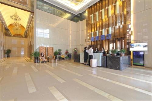 Lobi atau kawasan kaunter penerimaan di Azure view Elegant Hotel Guangzhou South Railway Station Branch - Free Shuttle Bus to Guangzhou South Railway Station & Free Deliver Service to Canton Fair Complex During Canton Fair Period
