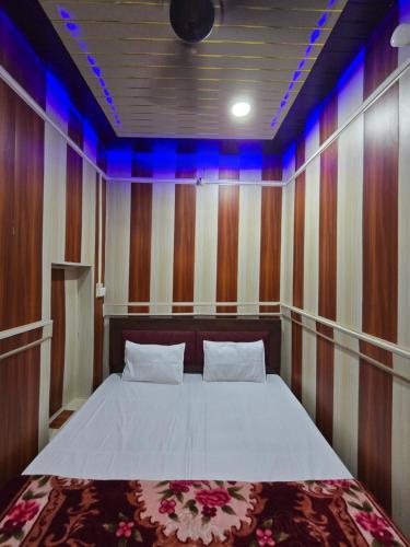 Postel nebo postele na pokoji v ubytování Ramlala Paying Guest House Stay Just 100m from Saryu Ghat, Ayodhya