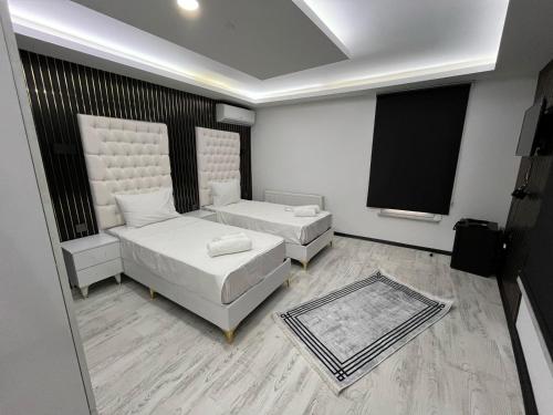 Ένα ή περισσότερα κρεβάτια σε δωμάτιο στο Montenegro Hotel