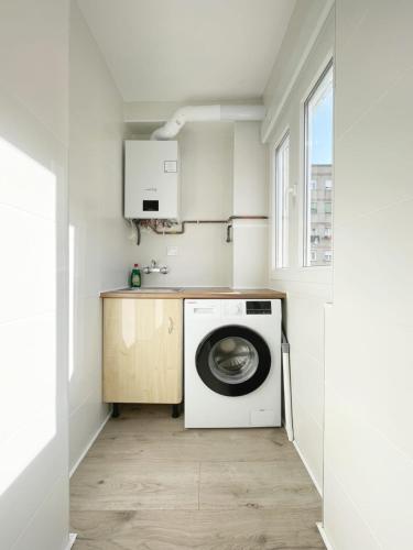 a laundry room with a washing machine in it at Lacasitadevaleria in Santander
