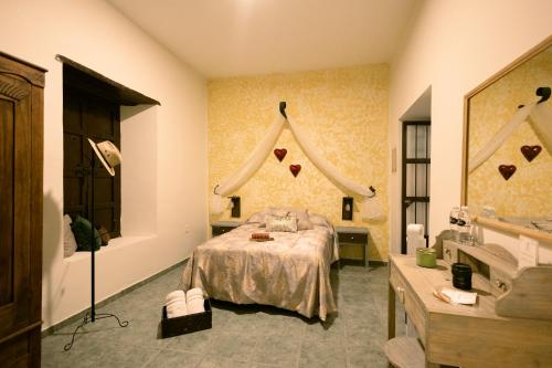 a bedroom with a bed in a room at Mesón del Alcalde in Lagos de Moreno