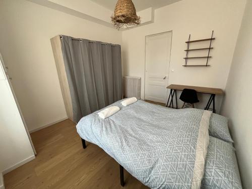 Photo de la galerie de l'établissement T2 Haussmannien rénové avec charme et modernité, à Saint-Étienne