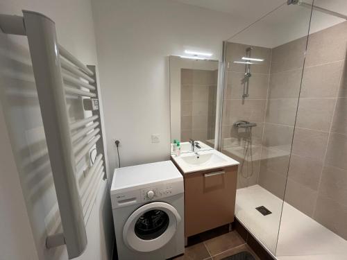 Photo de la galerie de l'établissement T2 Haussmannien rénové avec charme et modernité, à Saint-Étienne