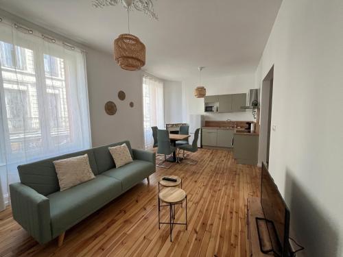 T2 Haussmannien rénové avec charme et modernité