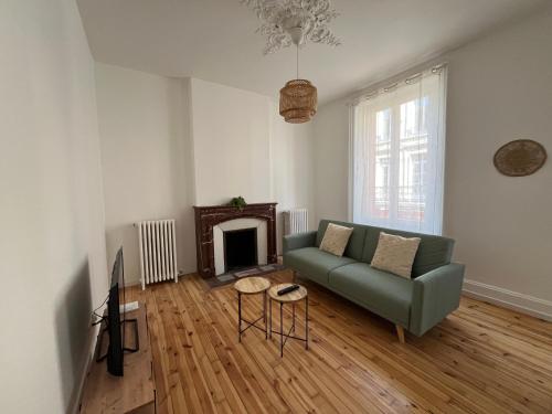 Photo de la galerie de l'établissement T2 Haussmannien rénové avec charme et modernité, à Saint-Étienne