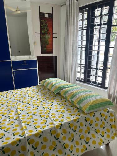 Ein Bett oder Betten in einem Zimmer der Unterkunft Chaithritha Ladies Homestay