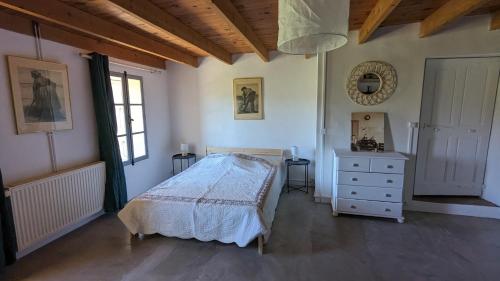 Ένα ή περισσότερα κρεβάτια σε δωμάτιο στο Maison au coeur des Baronnies