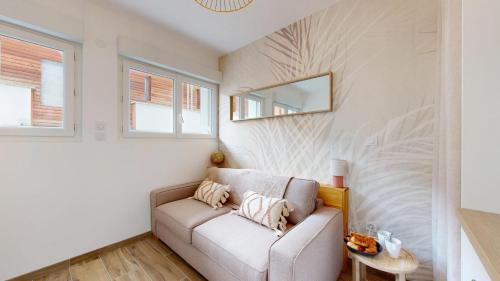 a living room with a couch and a mirror at expat renting - Le Dolce Vita - Netflix in Toulouse