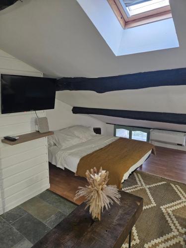 une chambre avec un lit et une télévision à écran plat dans l'établissement Chambre parentale, à Rapale