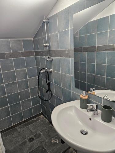 une salle de bain avec un lavabo et une douche dans l'établissement Chambre parentale, à Rapale