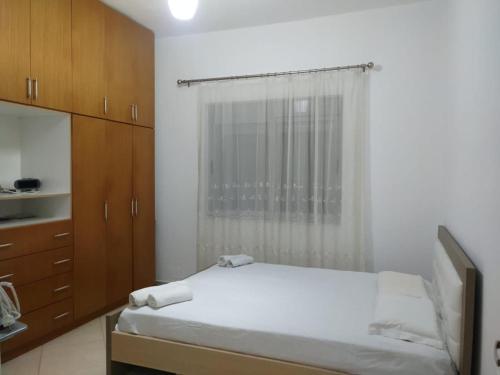 Ένα ή περισσότερα κρεβάτια σε δωμάτιο στο Vjosa Apartment