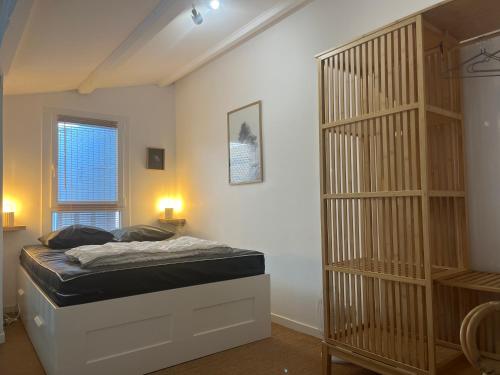 une chambre avec un lit et une étagère dans l'établissement Appartement de standing avec terrasse, à Saintes-Maries-de-la-Mer
