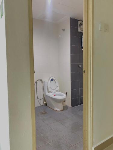 Ένα μπάνιο στο Private One Bedroom Viana Court Service Apartment 6 with private parking