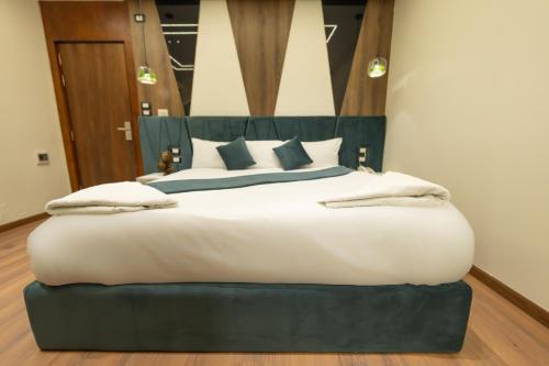 Una cama o camas en una habitación de The Muse Pyramids Lodge