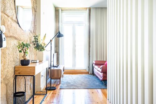 Light-filled Bonjardim Apartments