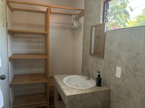 un baño con lavabo y espejo en Casa veranera, en Quepos
