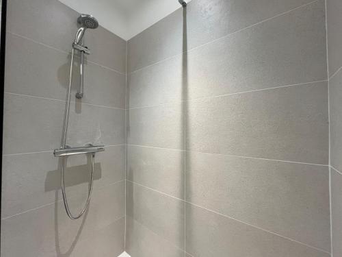 une salle de bain avec une douche avec une porte vitrée dans l'établissement T2 Confort et moderne au Cœur de la Ville, à Saint-Étienne