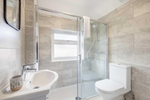 Ένα μπάνιο στο Chic and Comfy 4 Bedroom Stay Baylis Road