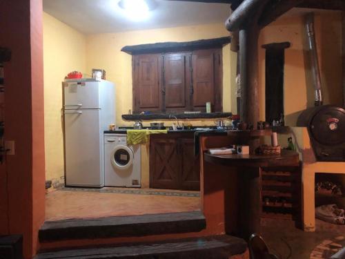 een keuken met een koelkast en een wasmachine bij Lagriega in Cuesta Blanca