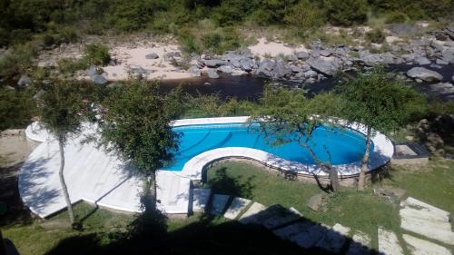 een bovenaanzicht van een zwembad in een tuin bij Lagriega in Cuesta Blanca
