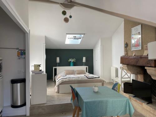 une chambre avec un lit et une table dans l'établissement 1er secret de Honfleur, à Honfleur