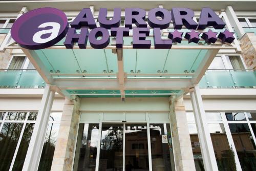 En logo, et sertifikat eller et firmaskilt på Hotel Aurora