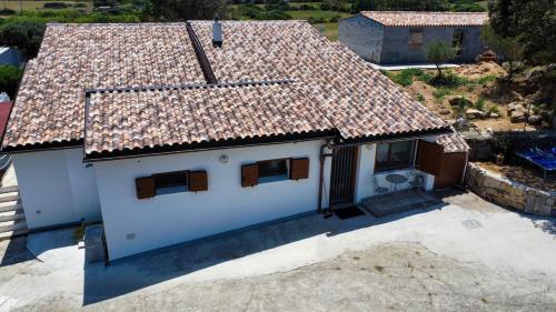 an overhead view of a white house with a roof at Cottage Vittoria in Marazzino