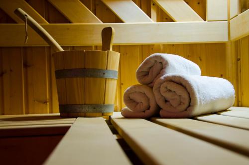 un par de toallas sentadas encima de una sauna en Κleio Resort And Spa, en Amindeo