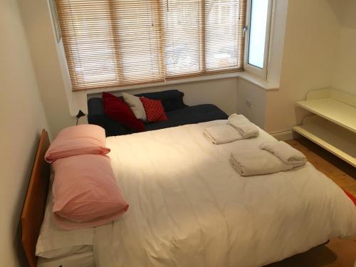 Un ou plusieurs lits dans un hébergement de l'établissement Edencourt Apartment