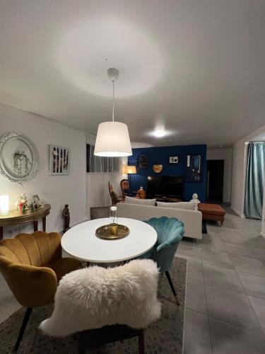 a living room with a white table and chairs at Grand 3 pièces à 10 min de Strasbourg in Achenheim