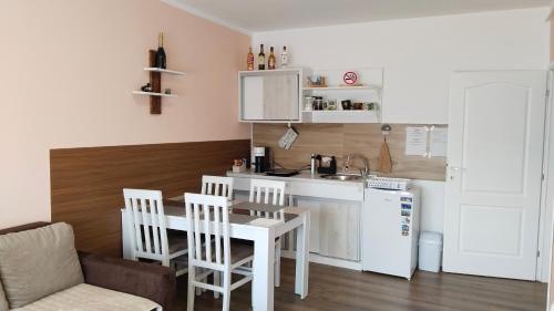 Una cocina o cocineta en Lela's home (Lelin dom)