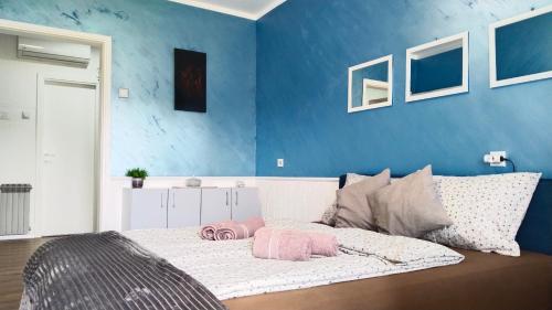 Postel nebo postele na pokoji v ubytování Lela's home (Lelin dom)