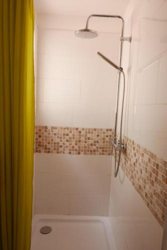 La salle de bains est pourvue d'une douche et d'une baignoire blanche. dans l'établissement Location de charme Var, à Les Mayons